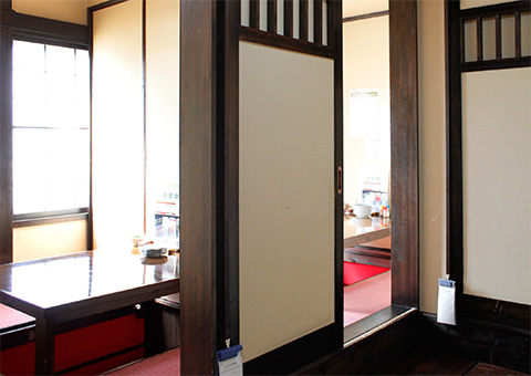 写真：全室が掘りごたつの店内